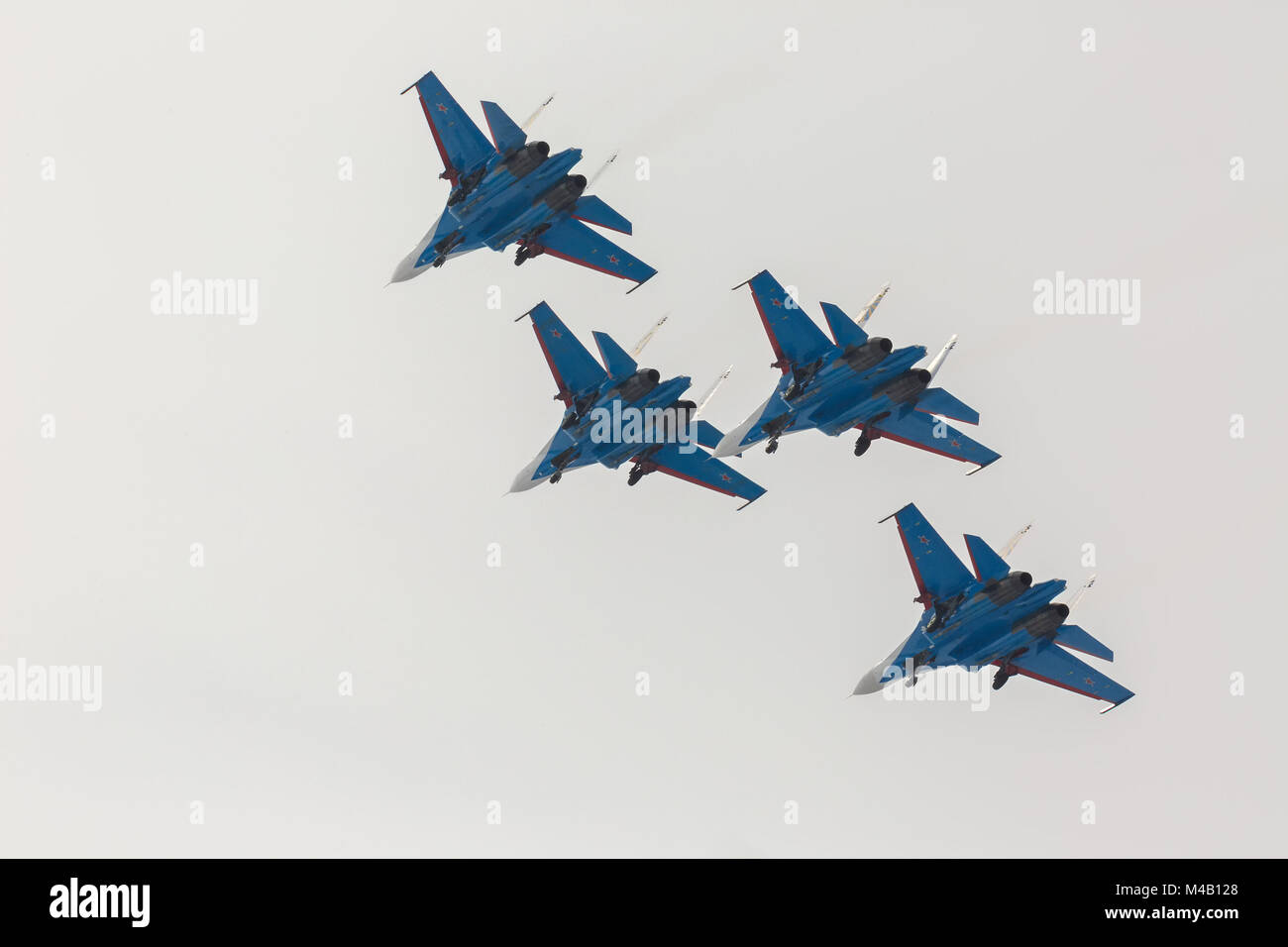 Kämpfer Suchoi Su-27 zeigen Kunstflug bei einer Airshow russische Ritter. Stockfoto