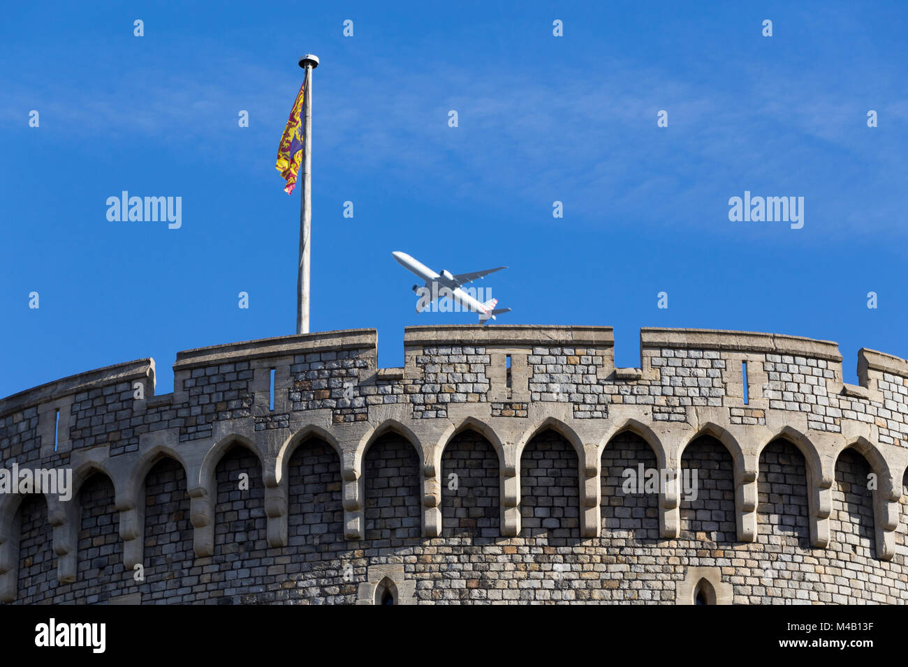 Flugzeuge/Flugzeug/Flugzeug/Flug vom Flughafen Heathrow über den runden Turm von Schloss Windsor, Klettern nach, & Royal Standard Flagge Stockfoto