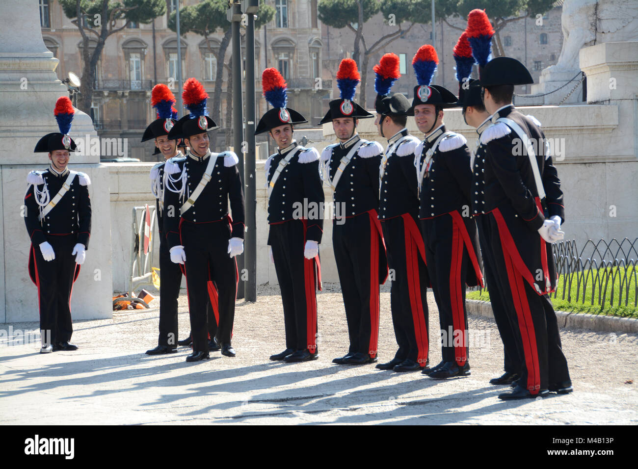 Rom / Italien – 25. April 2014: Junge Carabinieri-Studenten in voller Uniform bei den Feierlichkeiten zum 25. April, der nationalen Befreiung Italiens. Stockfoto