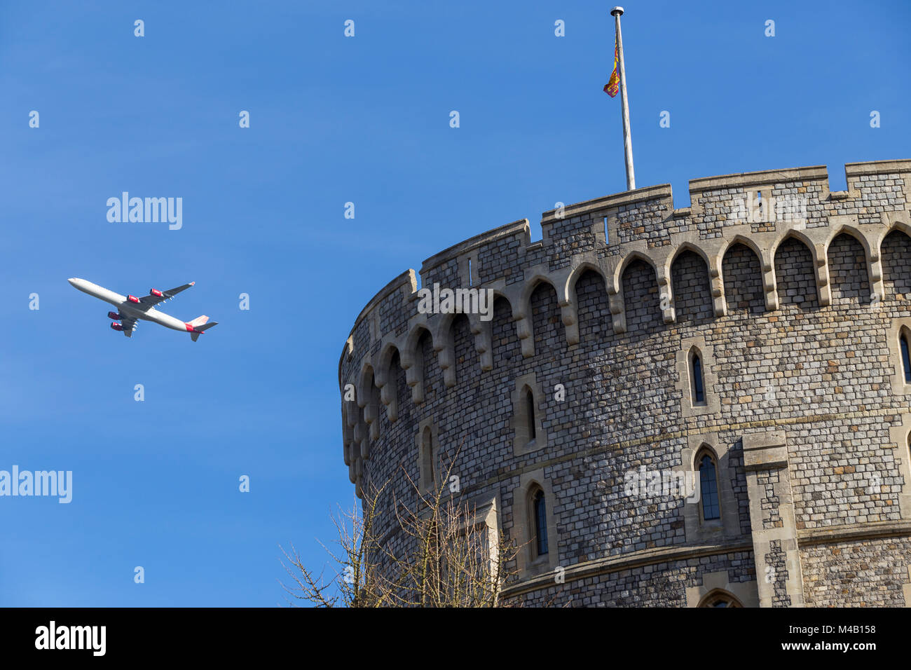 Flugzeuge/Flugzeug/Flugzeug/Flug vom Flughafen Heathrow über den runden Turm von Schloss Windsor, Klettern nach, & Royal Standard Flagge Stockfoto