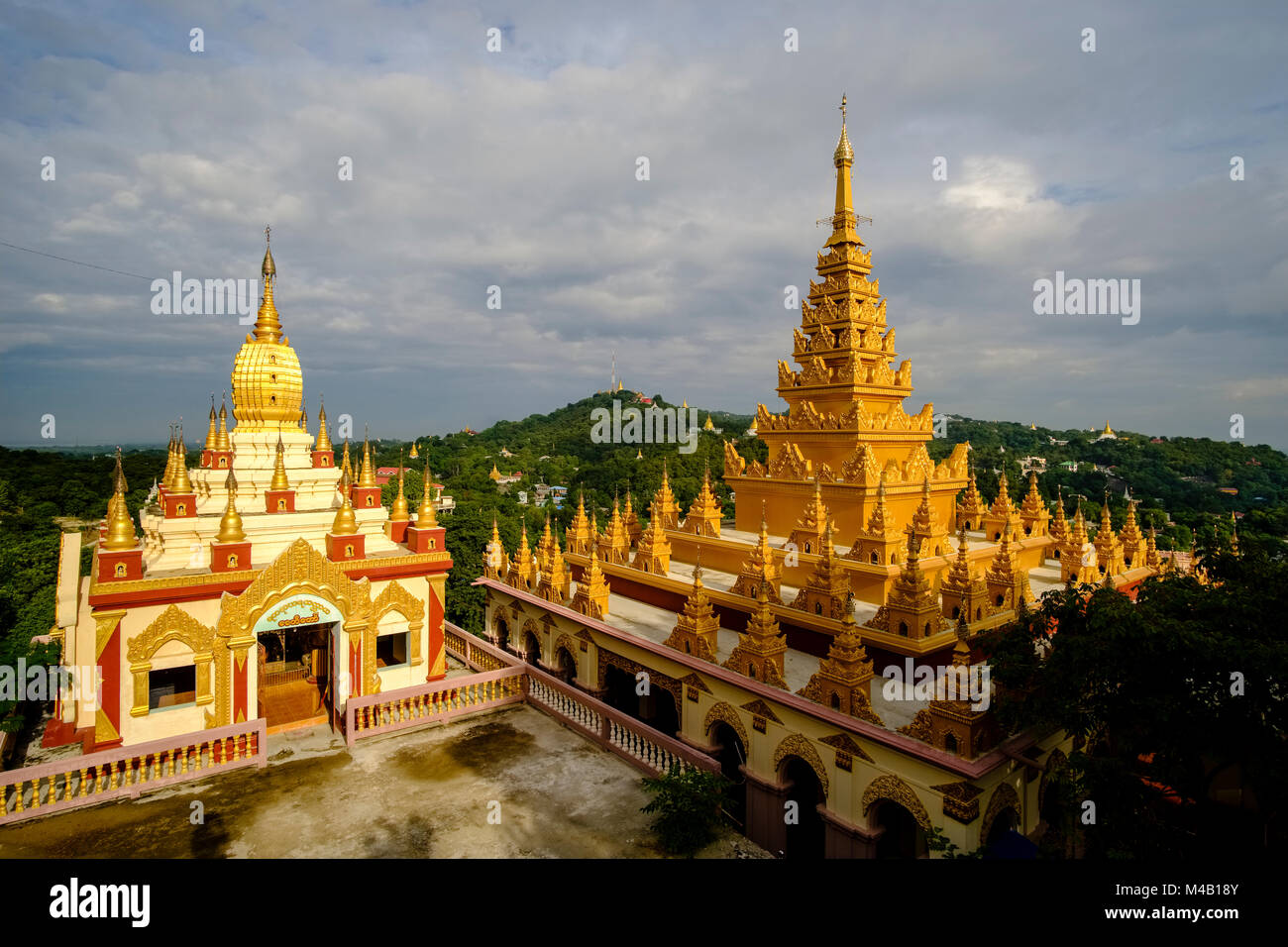Eine goldene Pagode und Tempel auf Sagaing Hill Stockfoto