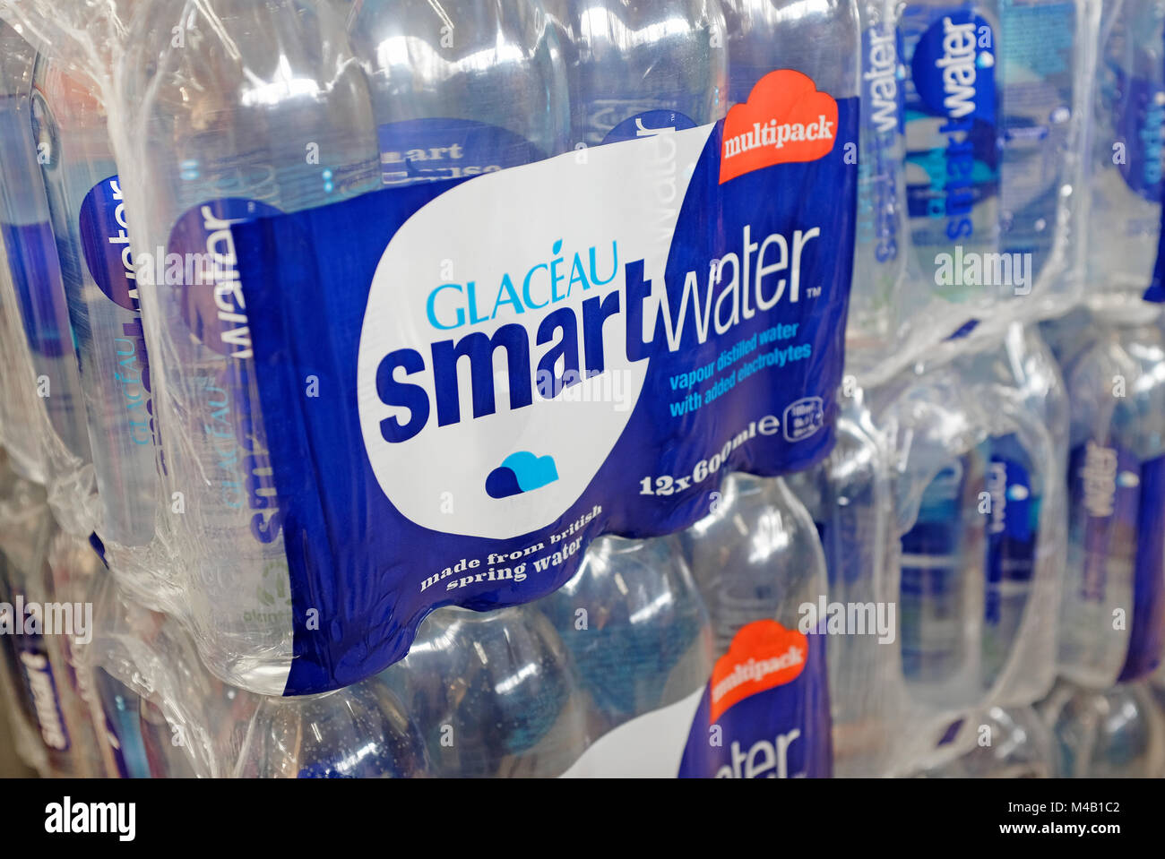 Smart Wasser in Plastikflaschen im Supermarkt Stockfoto