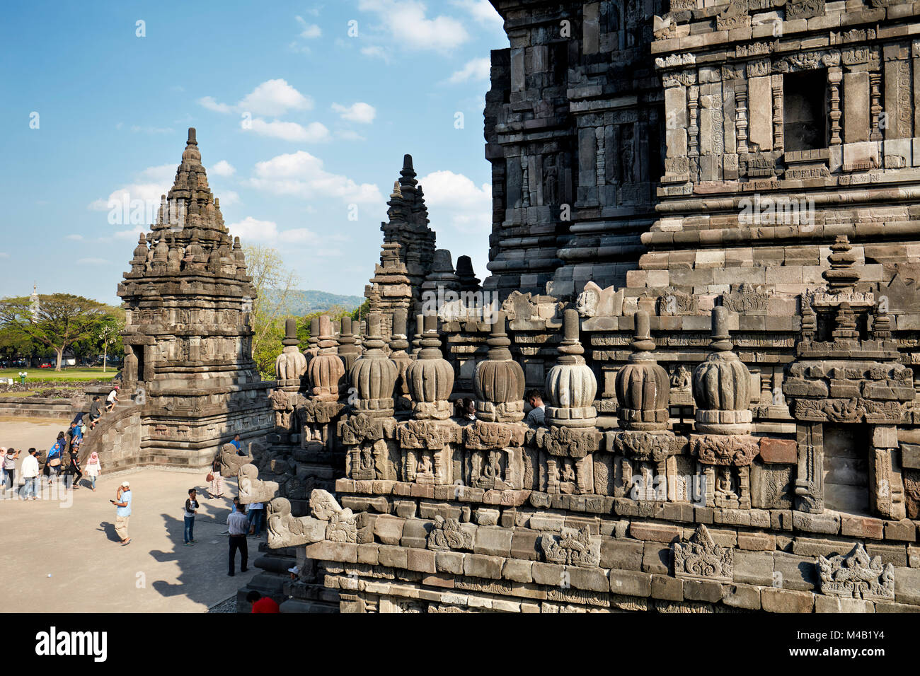 Aufwändige steinbildhauerei an der Tempelmauer. Hindu Tempel Prambanan Compound, Spezielle Region Yogyakarta, Java, Indonesien. Stockfoto