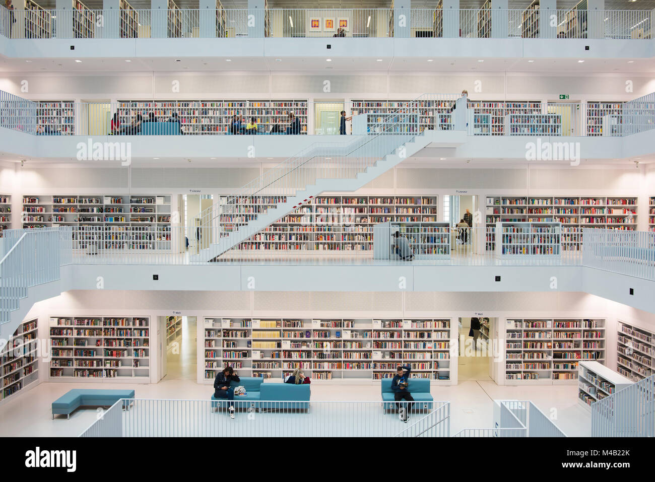 Balkon Halle mit Treppen der Stadt Bibliothek auf der Mailänder Platz (Platz), Architekten RKW Eun Young Yi, Stuttgart, Baden-Württemberg, Deutschland Stockfoto