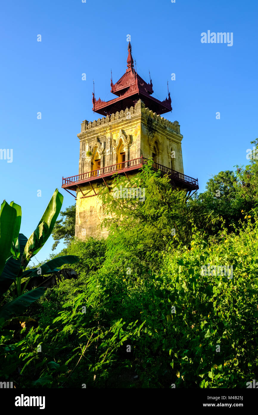Der Nanmyin Wachtturm klemmt aus dem Wald in Inwa, die ehemalige Hauptstadt von Birma Stockfoto
