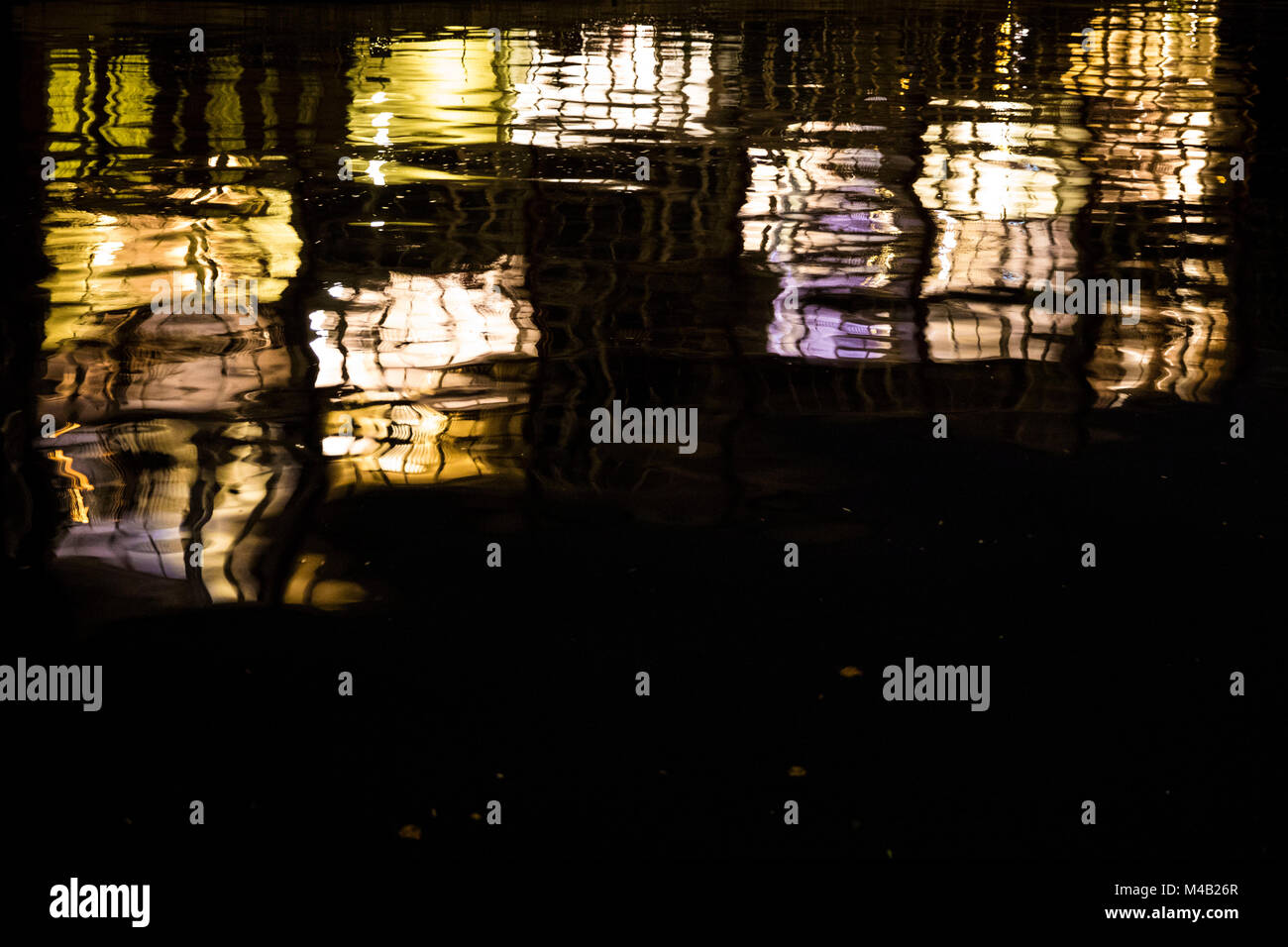Die Niederlande, Holland, Amsterdam, Fenster, Wasser, Nacht, Reflexionen, Stockfoto