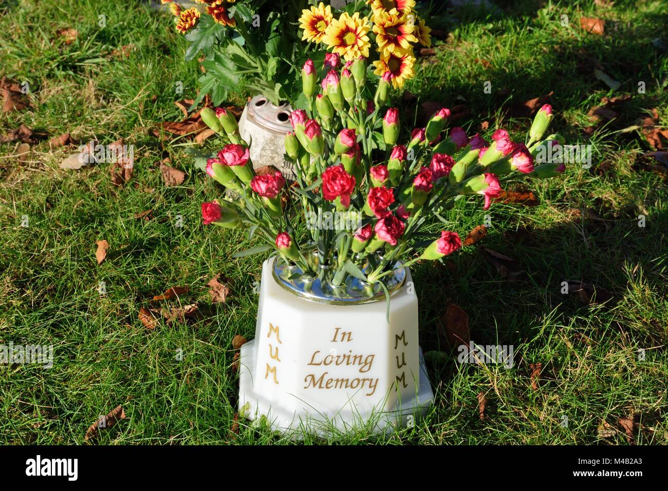 Blumen in Memoriam vase Stockfoto