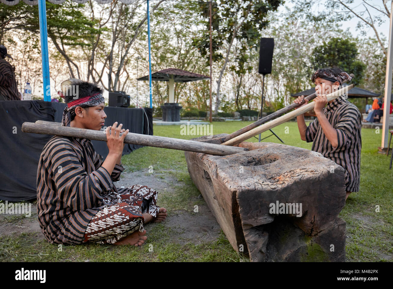 Junge indonesische Musiker spielen auf massive Holzschnitt drum. Ratu Boko Palace compound, Spezielle Region Yogyakarta, Java, Indonesien. Stockfoto