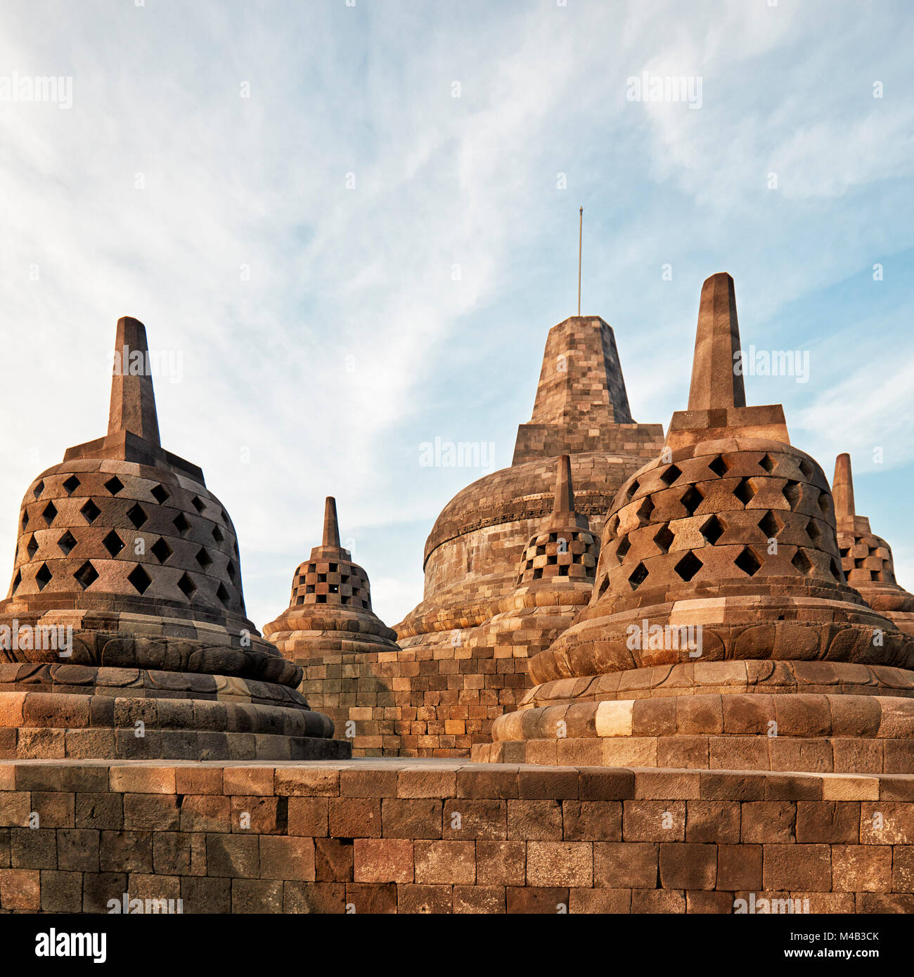 Rhombus durchlöchert und quadratische durchlöcherte Stupas und die obere Stupa in Borobudur buddhistischen Tempel. Magelang Regency, Java, Indonesien. Stockfoto