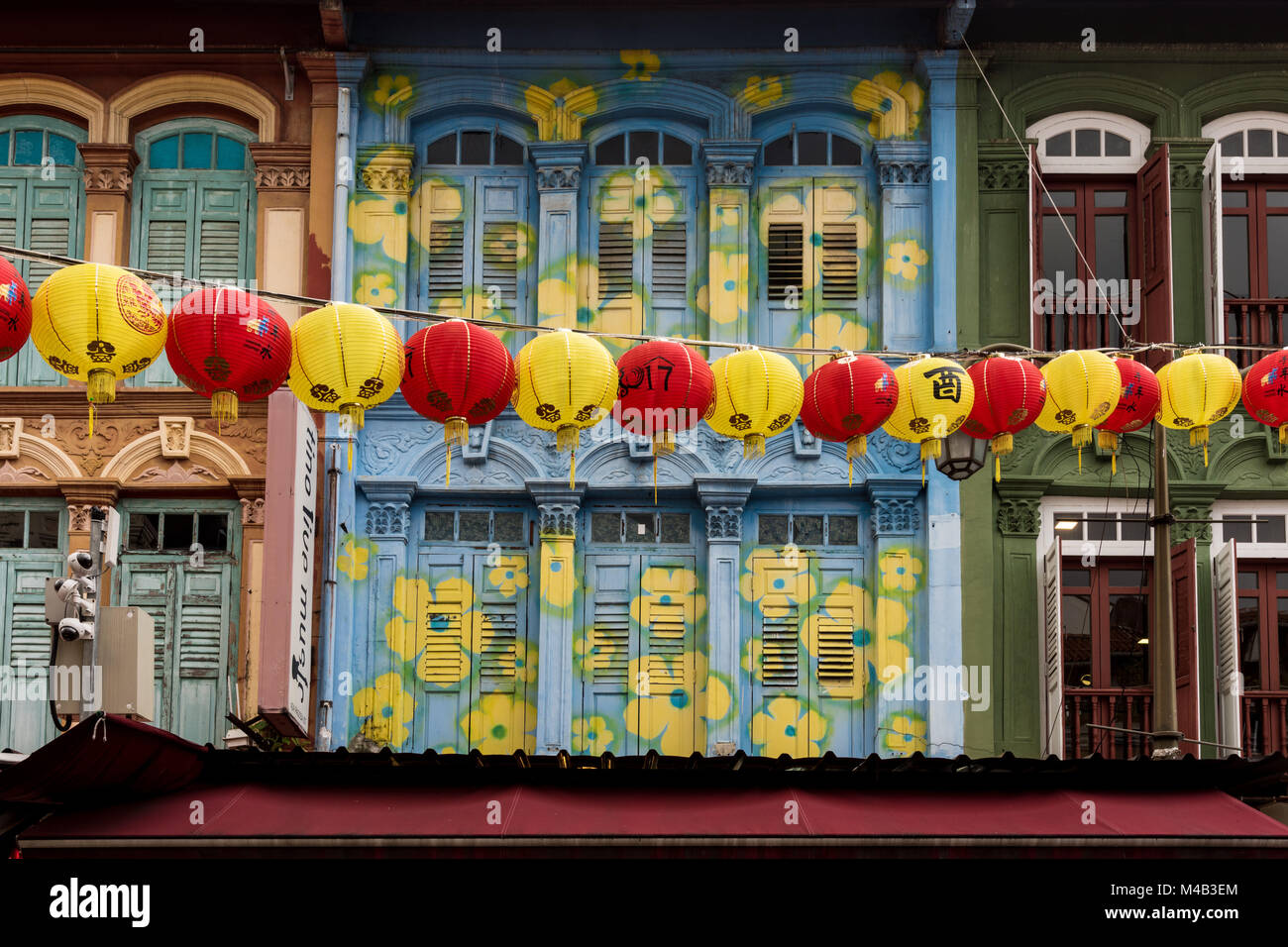 Singapur, Chinatown, street Dekoration, Lampions in Gelb und Rot über die Straße vor bunten Hausfassade Stockfoto