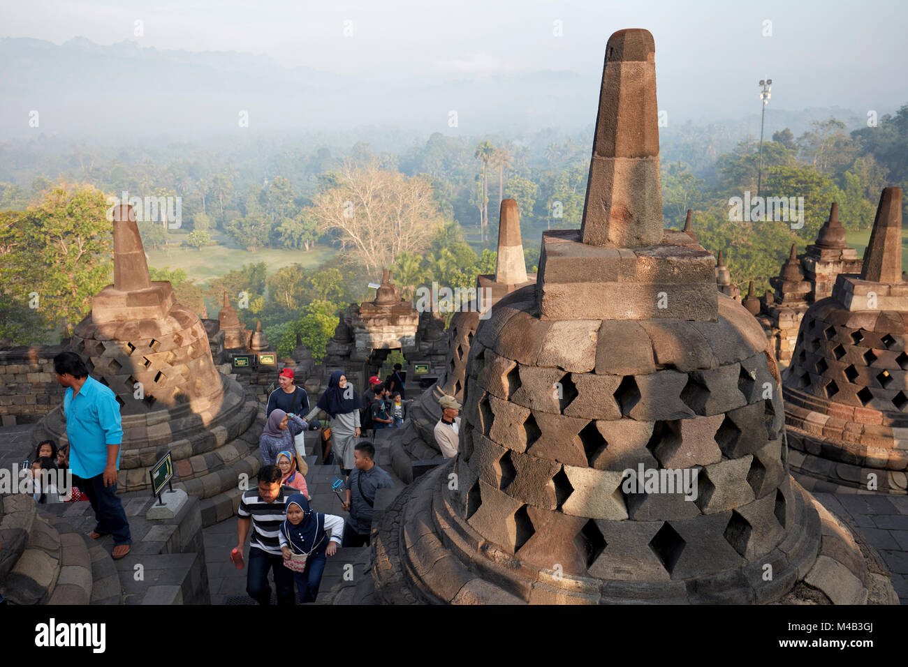 Touristen, die Borobudur buddhistischen Tempel. Magelang Regency, Java, Indonesien. Stockfoto