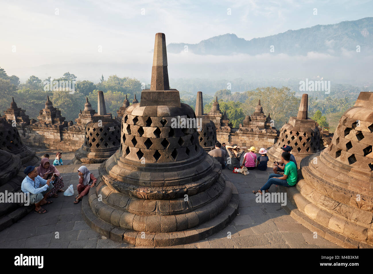 Touristen in Borobudur buddhistischen Tempel. Magelang Regency, Java, Indonesien. Stockfoto