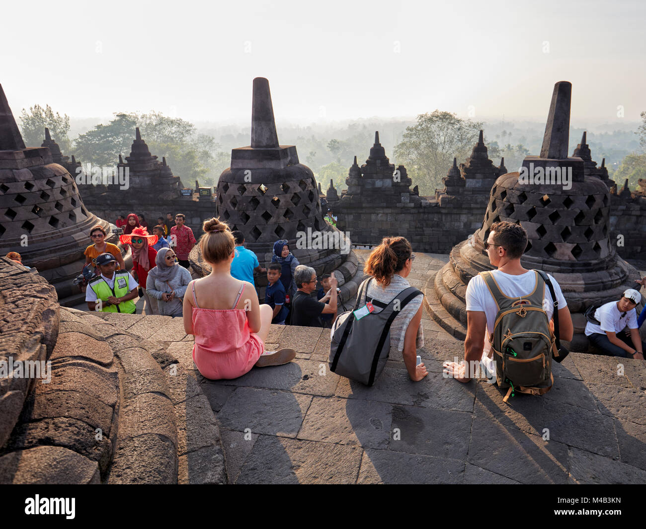 Touristen in Borobudur buddhistischen Tempel. Magelang Regency, Java, Indonesien. Stockfoto