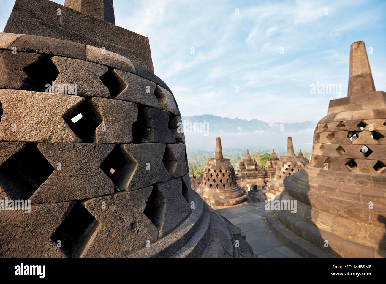 Rhombus durchlöcherte Stupas in Borobudur buddhistischen Tempel. Magelang Regency, Java, Indonesien. Stockfoto