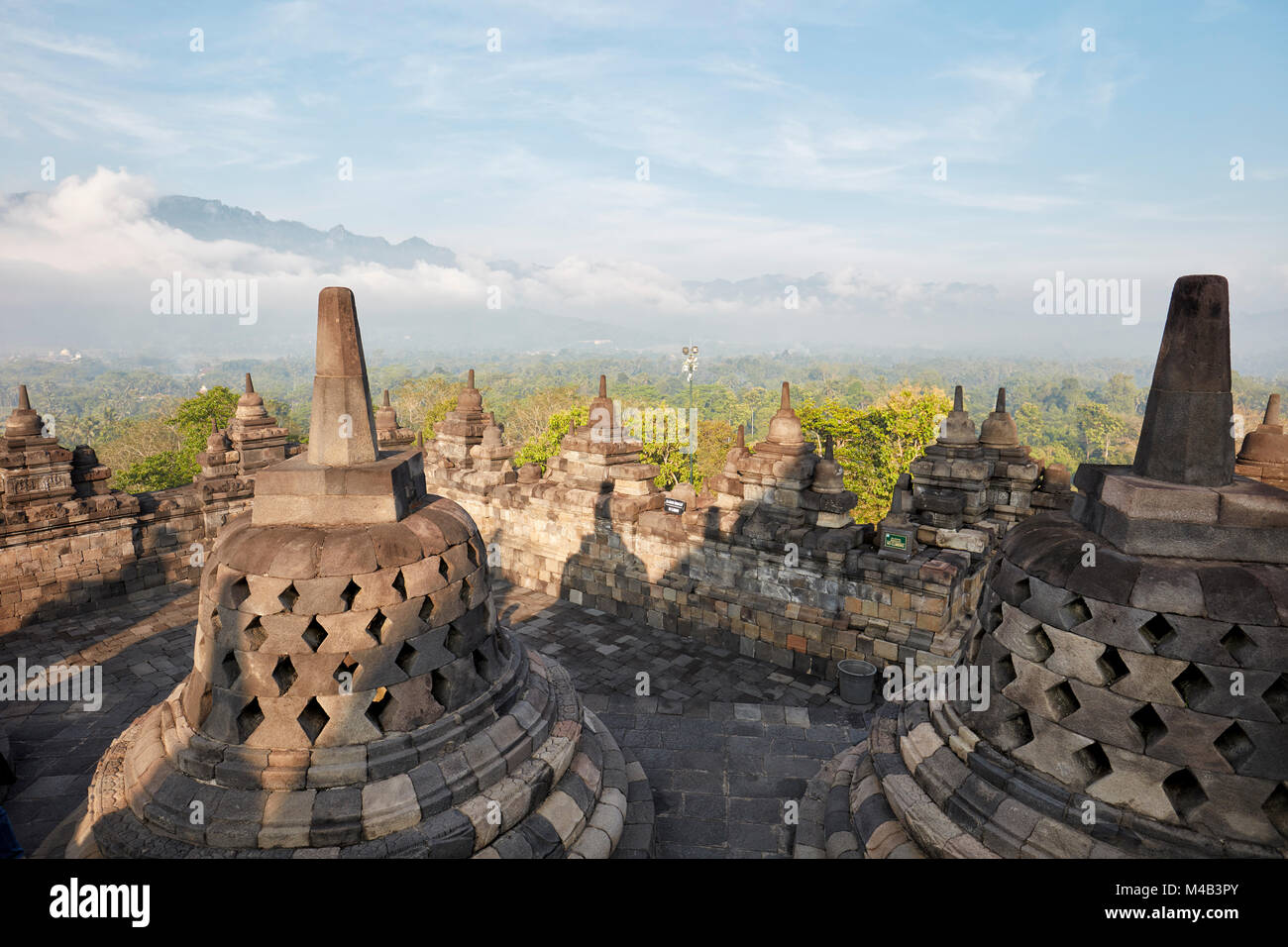 Rhombus durchlöcherte Stupas in Borobudur buddhistischen Tempel. Magelang Regency, Java, Indonesien. Stockfoto