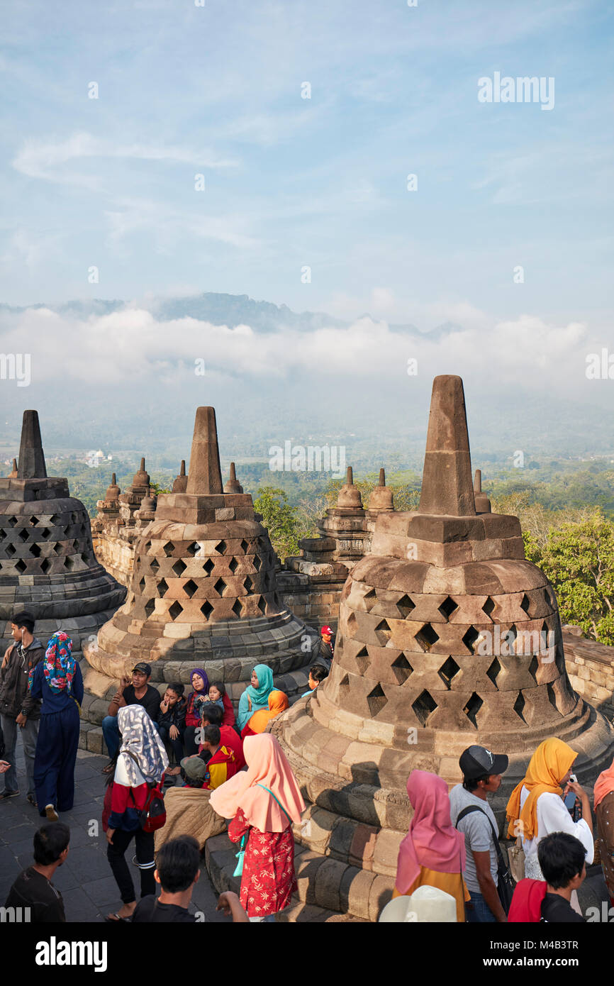 Touristen in Borobudur buddhistischen Tempel. Magelang Regency, Java, Indonesien. Stockfoto