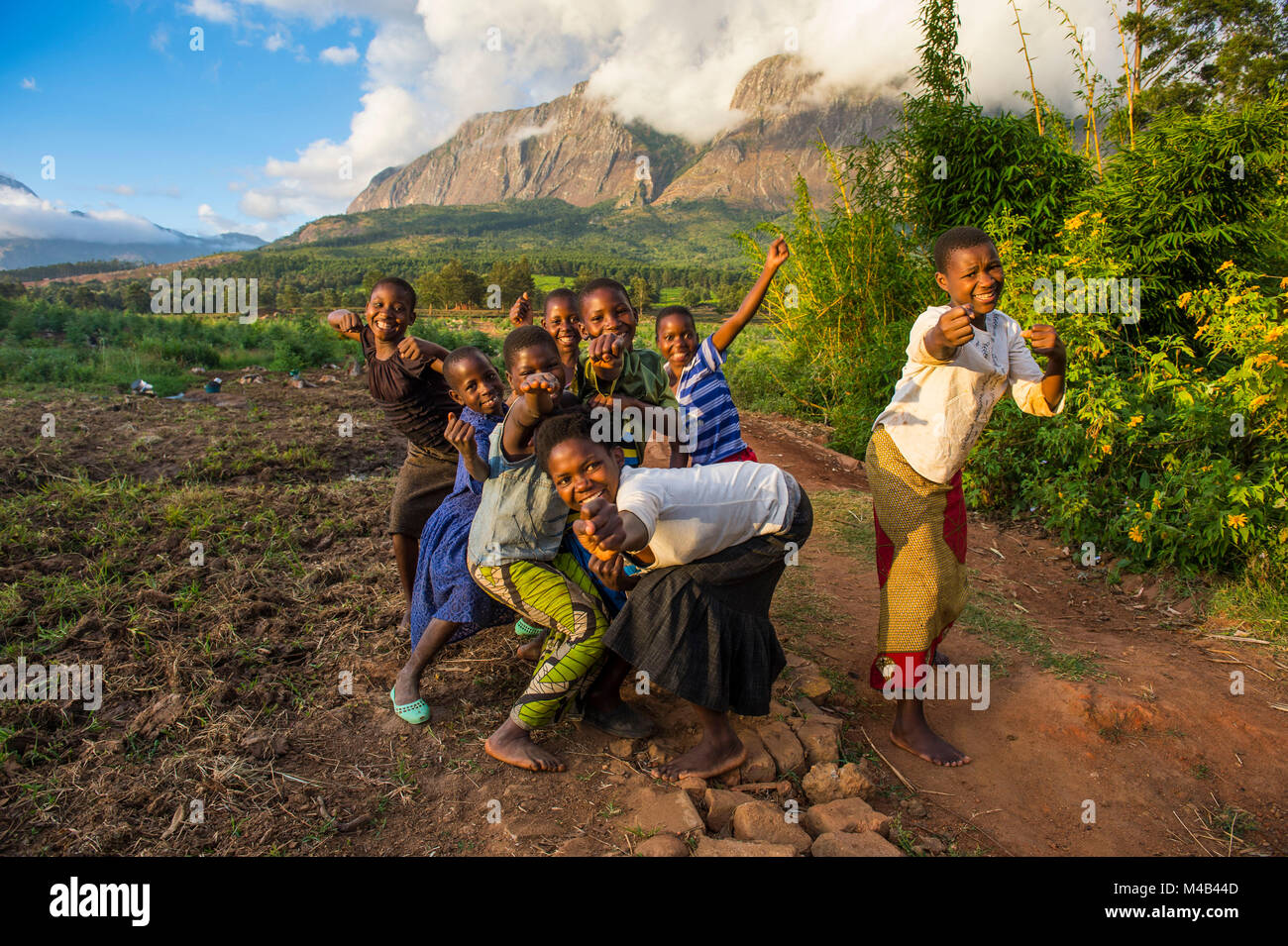 Kinder posieren vor dem Mount Mulanje, Malawi, Afrika Stockfoto