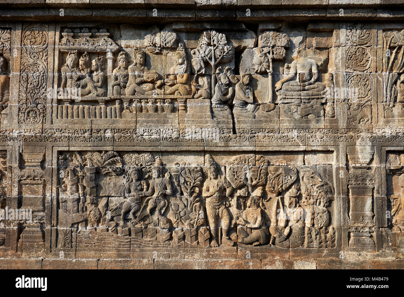 Reliefs auf einen Korridor an der Wand. Borobudur buddhistischen Tempel, Magelang Regency, Java, Indonesien. Stockfoto