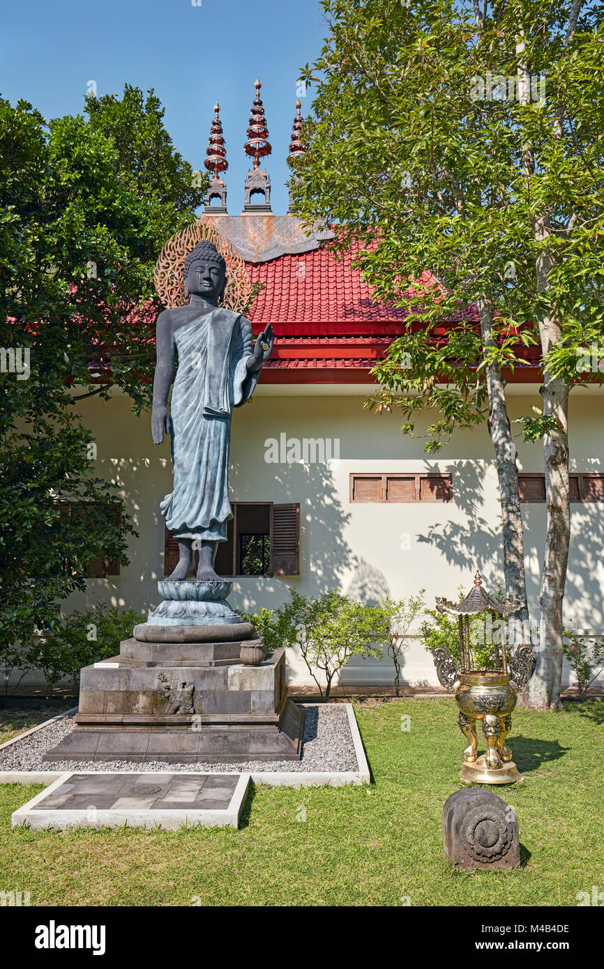 Buddha Bild im Garten von Mendut buddhistischen Kloster. Magelang Regency, Java, Indonesien. Stockfoto