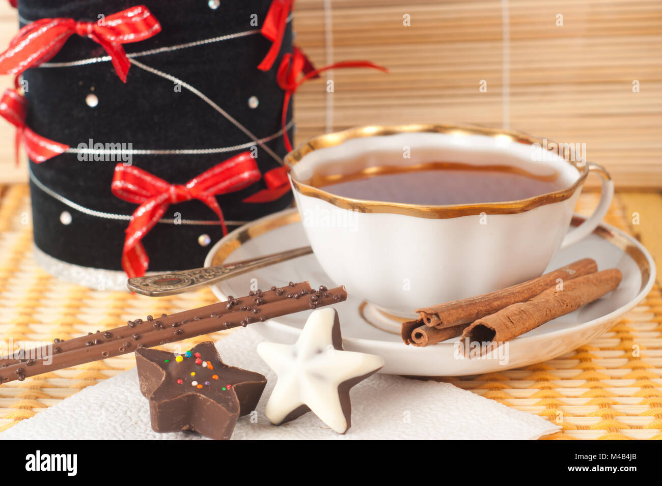 Weihnachten Tee mit Zimt und Kuchen Stockfoto