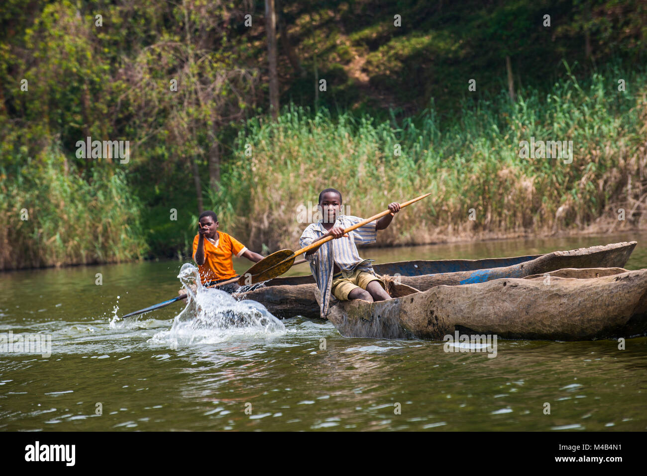 Lokale in einem Einbaum, Lake Bunyonyi, Uganda, Afrika Stockfoto