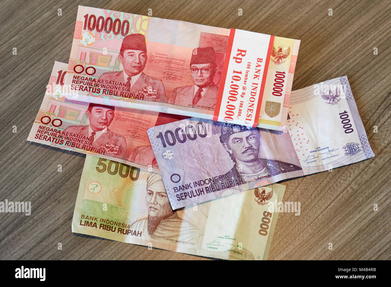 Indonesische Banknoten mit unterschiedlichen Nennwerten auf einem Tisch. Yogyakarta, Java, Indonesien. Stockfoto