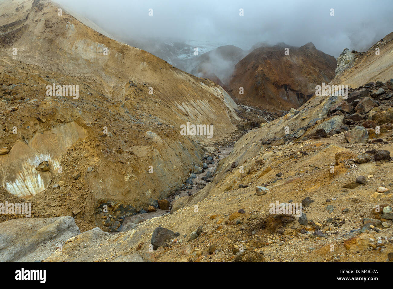 Stream von Abschmelzen der Gletscher auf dem aktiven Vulkan Mutnovsky. Stockfoto