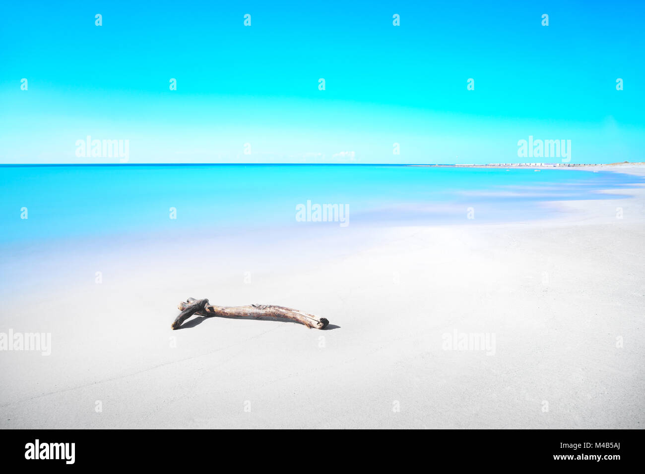 Holz Niederlassung an einem weißen Strand. Vada Livorno Italien. Fotos mit langer Belichtungszeit. Stockfoto