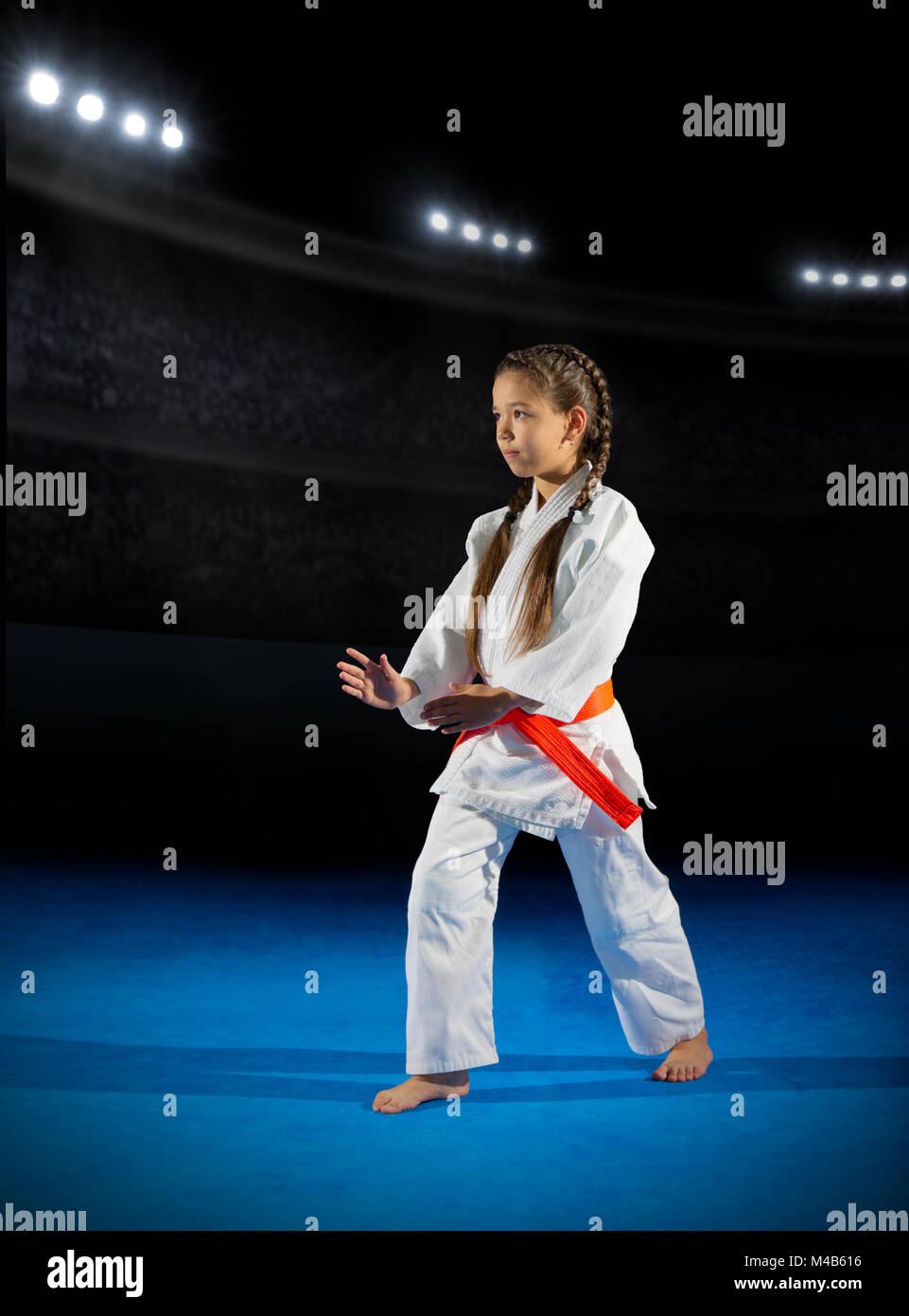 Kleines Mädchen martial arts Kämpfer in der Sporthalle Stockfoto