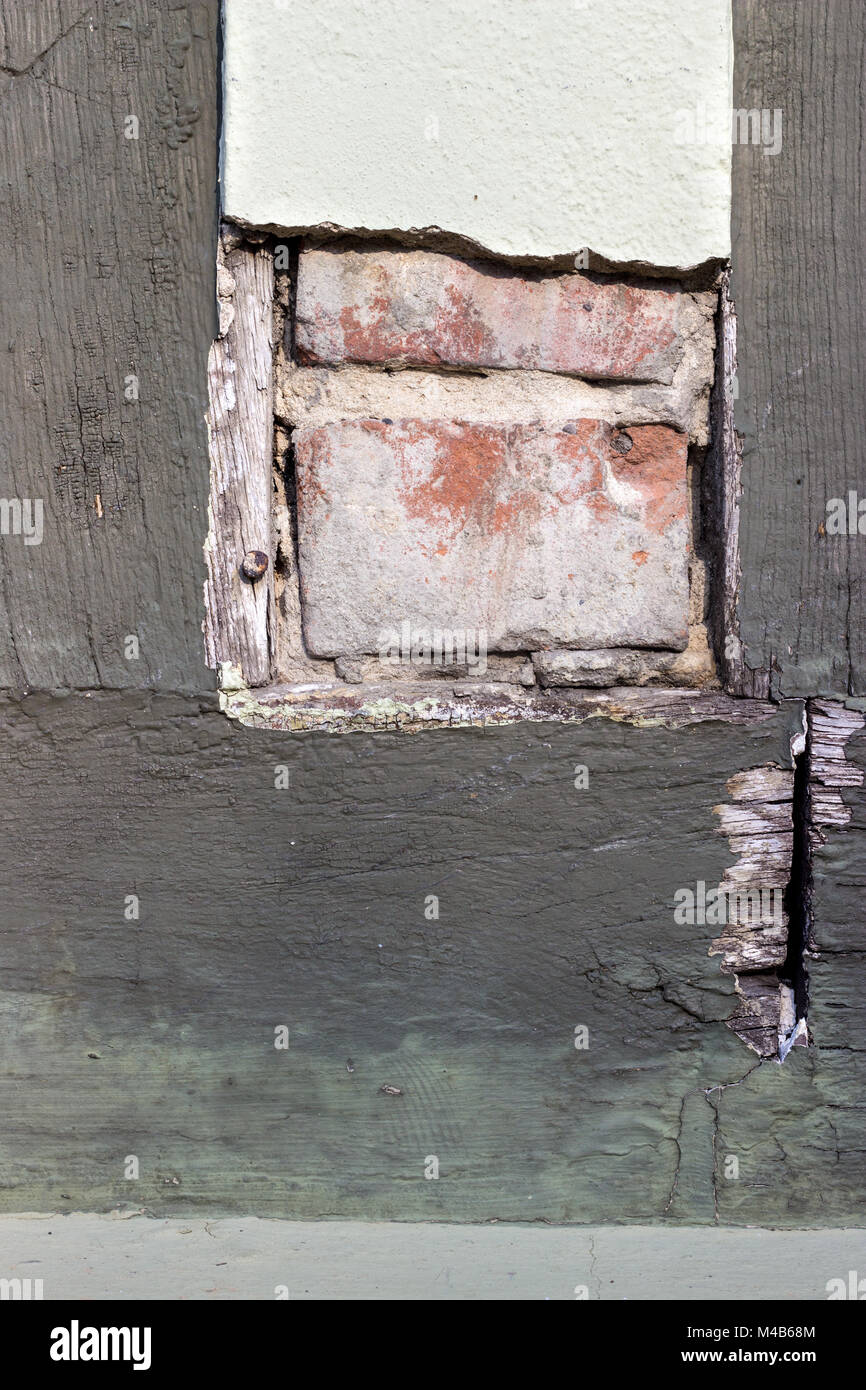 Detail von einem Fachwerkhaus mit grauen Holz und Ziegel Stockfoto