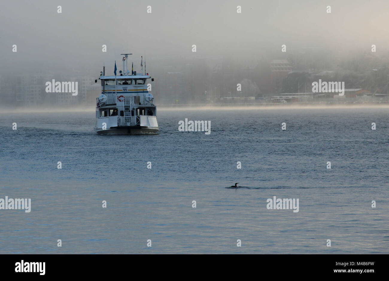 Boot in Stockholm, einem nebligen Wintertag. Stockfoto