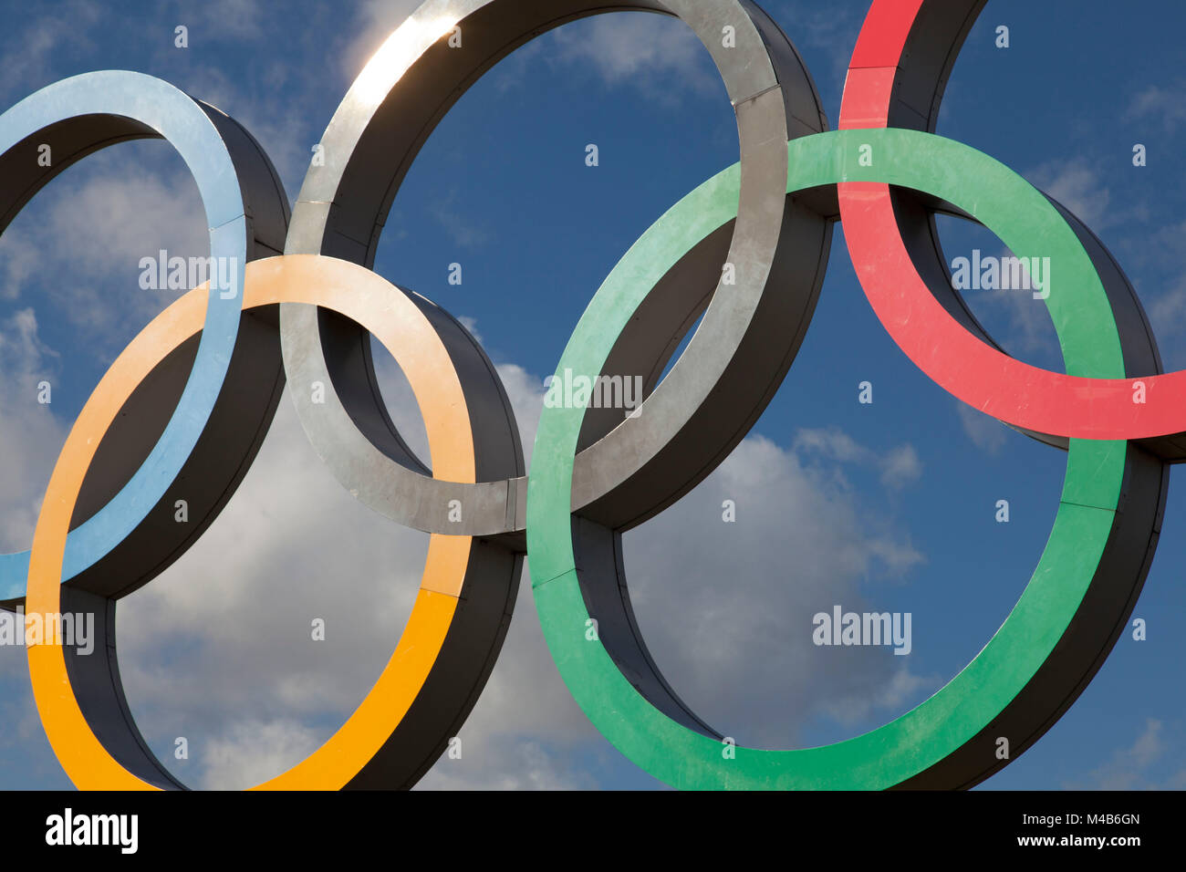 LONDON, UK, 15. Februar 2018: Das olympische Symbol, das aus fünf miteinander verbundenen farbige Ringe, unter einem blauen Himmel Stockfoto