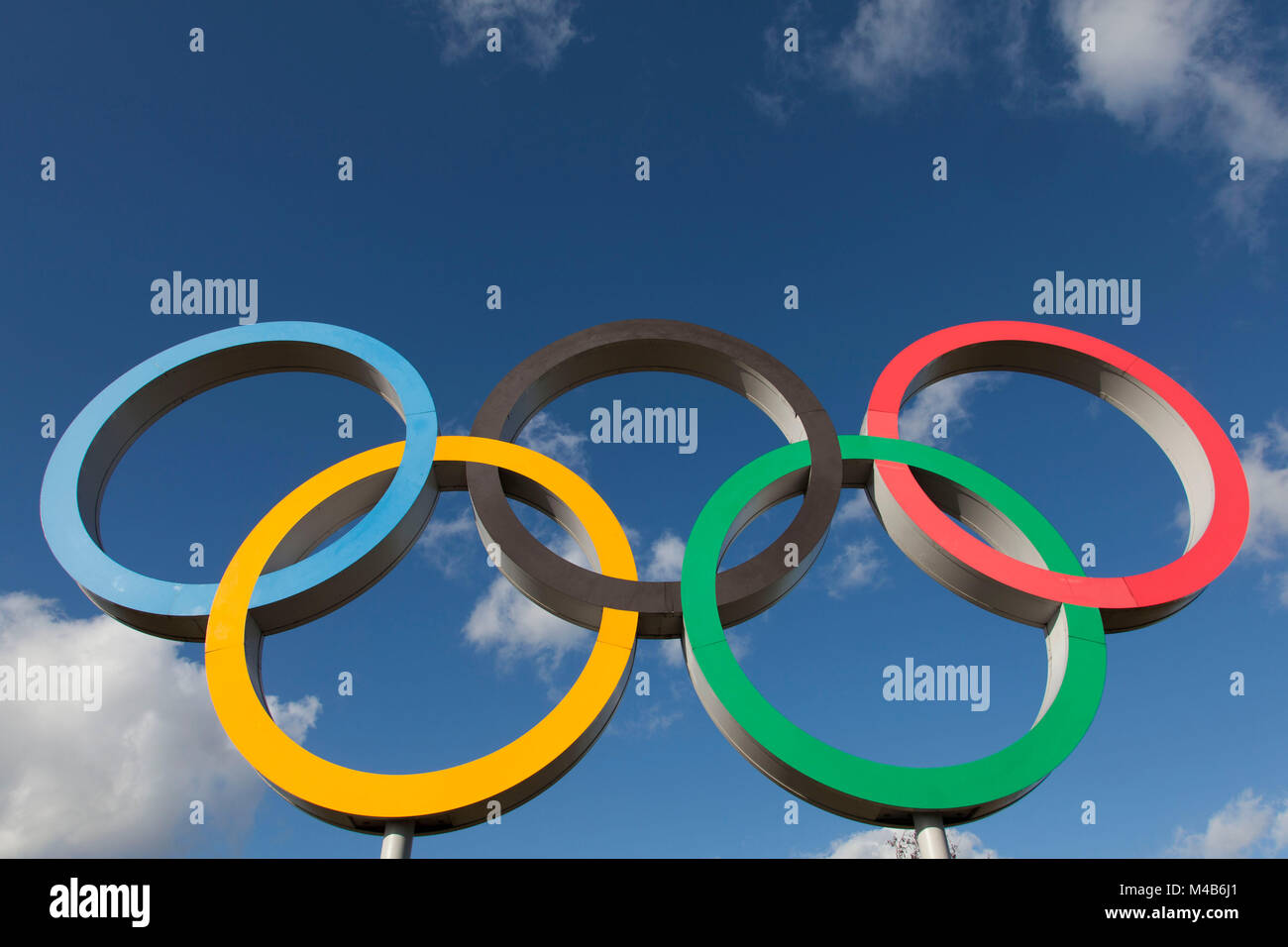 LONDON, UK, 15. Februar 2018: Das olympische Symbol, das aus fünf miteinander verbundenen farbige Ringe, unter einem blauen Himmel Stockfoto