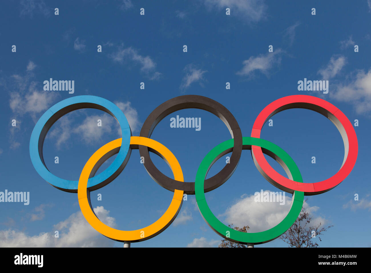LONDON, UK, 15. Februar 2018: Das olympische Symbol, das aus fünf miteinander verbundenen farbige Ringe, unter einem blauen Himmel Stockfoto
