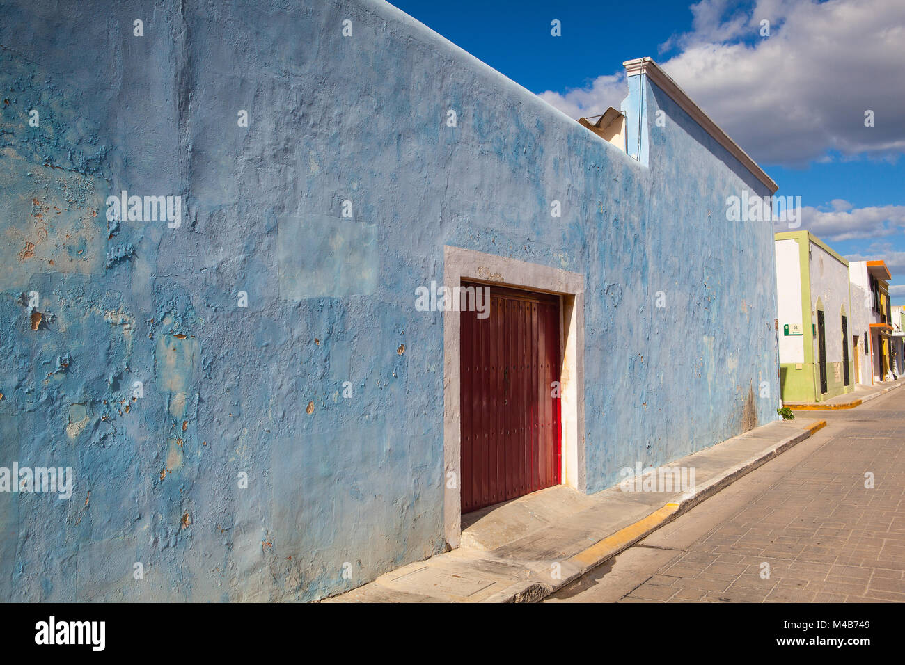 Campeche, Mexiko - Januar 31,2018: Typische koloniale Straße in Campeche, Mexiko. Historische Festungsstadt Campeche - UNESCO-Weltkulturerbe. Stockfoto