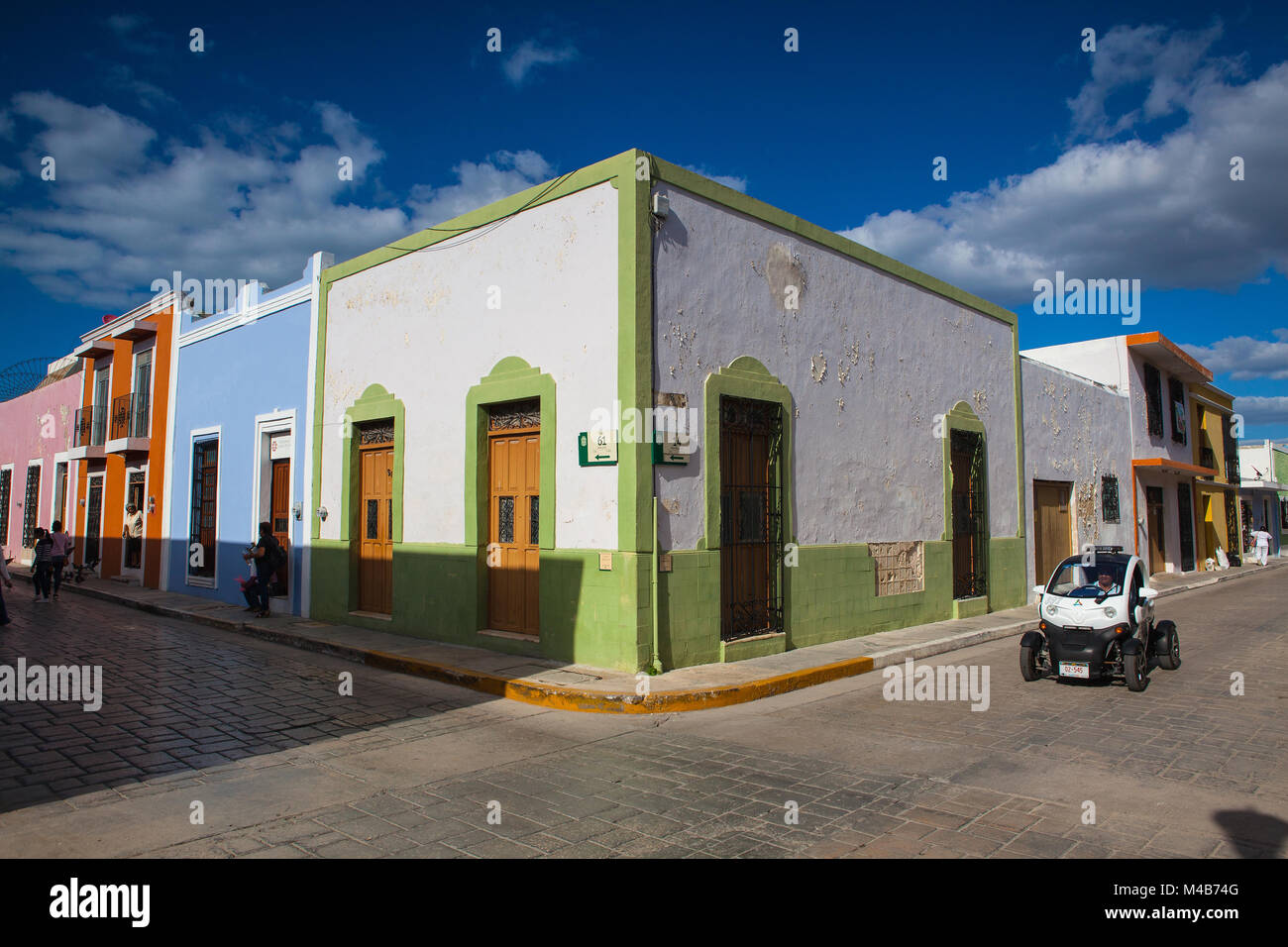 Campeche, Mexiko - Januar 31,2018: Polizeiauto auf typisch koloniales Straße in Campeche, Mexiko. Historische Festungsstadt Campeche - UNESCO-Heri Stockfoto