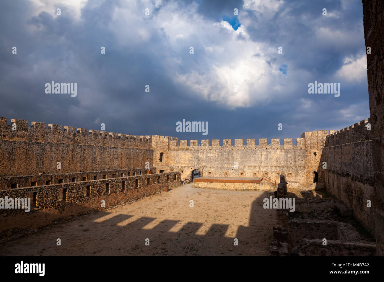 FRANGOKASTELLO, Griechenland - Jun 9, 2015: Innere Hof auch die venezianische Festung Frangokastello an der Südküste von Kreta erhalten, im Jahre 1371 gebaut als ein d Stockfoto