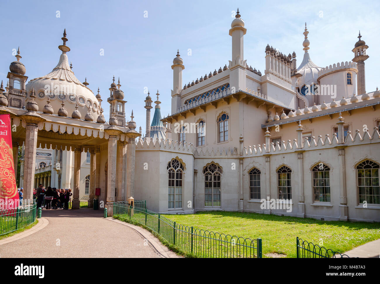 BRIGHTON, UK-Jun 5, 2013: die Besucher am Eingang der Royal Pavilion (Brighton Pavillon), ehemalige königliche Residenz im indo-sarazenischen Sty gebaut Stockfoto