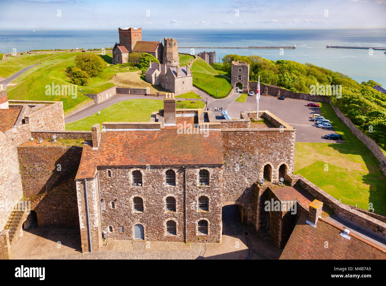 DOVER, Großbritannien - Jun 2, 2013: Mittelalterliche Dover Castle innere Bailey mit St Mary in Castro Sächsische Kirche mit römischen Leuchtturm (pharos) im Hintergrund Stockfoto