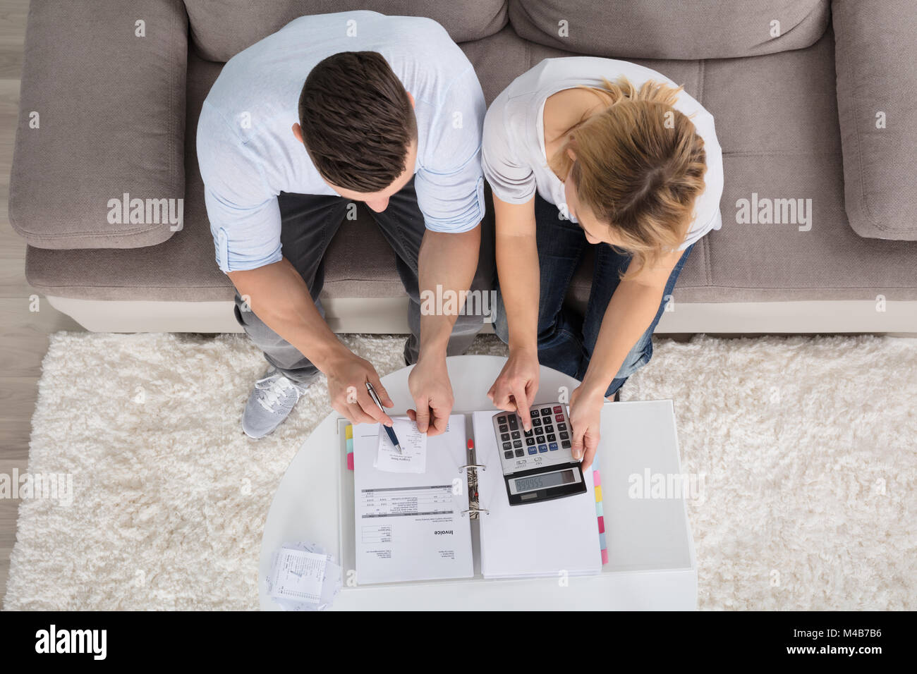 Ansicht von oben ein Paar sitzt auf der Couch Berechnung Rechnungen Stockfoto