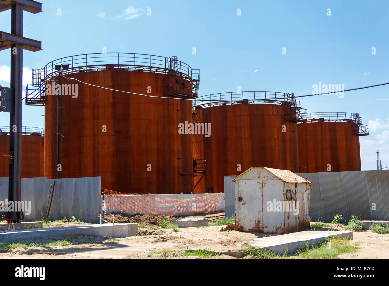 Alte Tanks im Sommer Tag Stockfoto