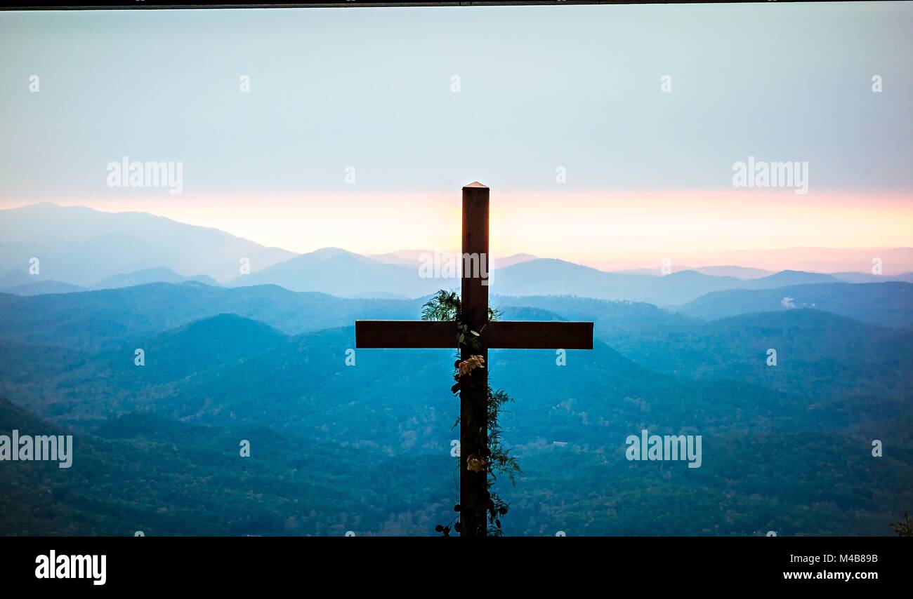Der christliche Gottesdienst Kreuz mit Blick auf die Berge bei Sonnenaufgang Stockfoto
