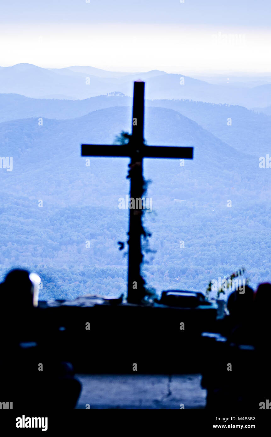 Der christliche Gottesdienst Kreuz mit Blick auf die Berge bei Sonnenaufgang Stockfoto