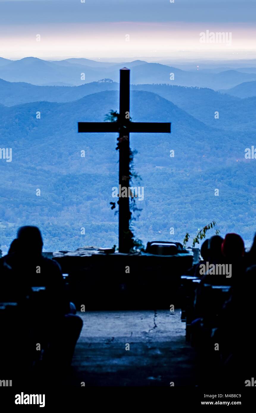Der christliche Gottesdienst Kreuz mit Blick auf die Berge bei Sonnenaufgang Stockfoto