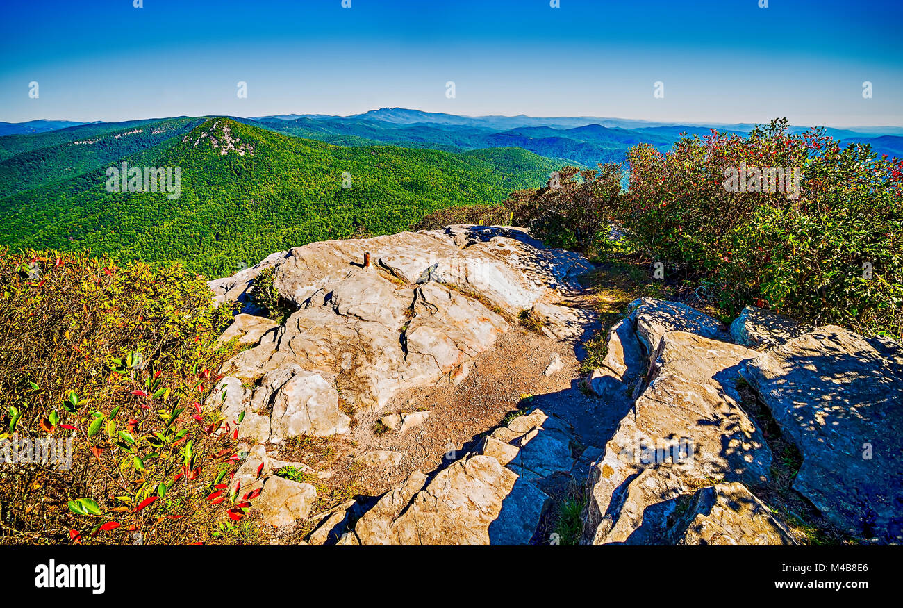 Hawksbill Berg an Linville Schlucht mit Tabelle Rock Mountain Landschaften Stockfoto