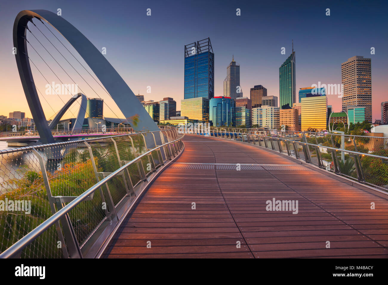 Perth. Stadtbild das Bild der Innenstadt Skyline von Perth, Australien während des Sonnenuntergangs. Stockfoto