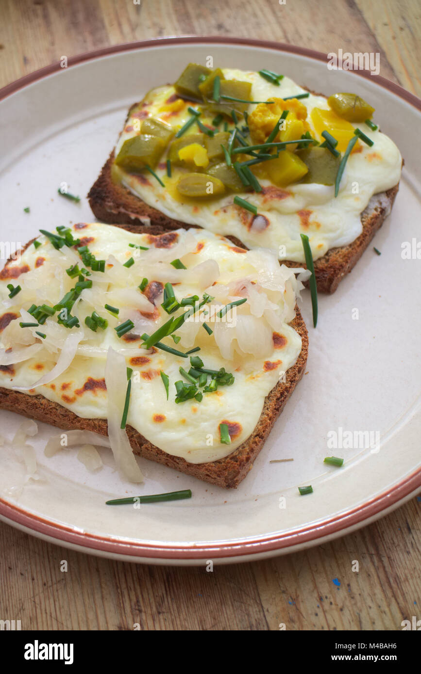 Home gemacht Sauerteig Toast mit hausgemachten Gegrillte mozarella Käse und hausgemachten Sauerkraut und hausgemachte runner bean picallii Stockfoto