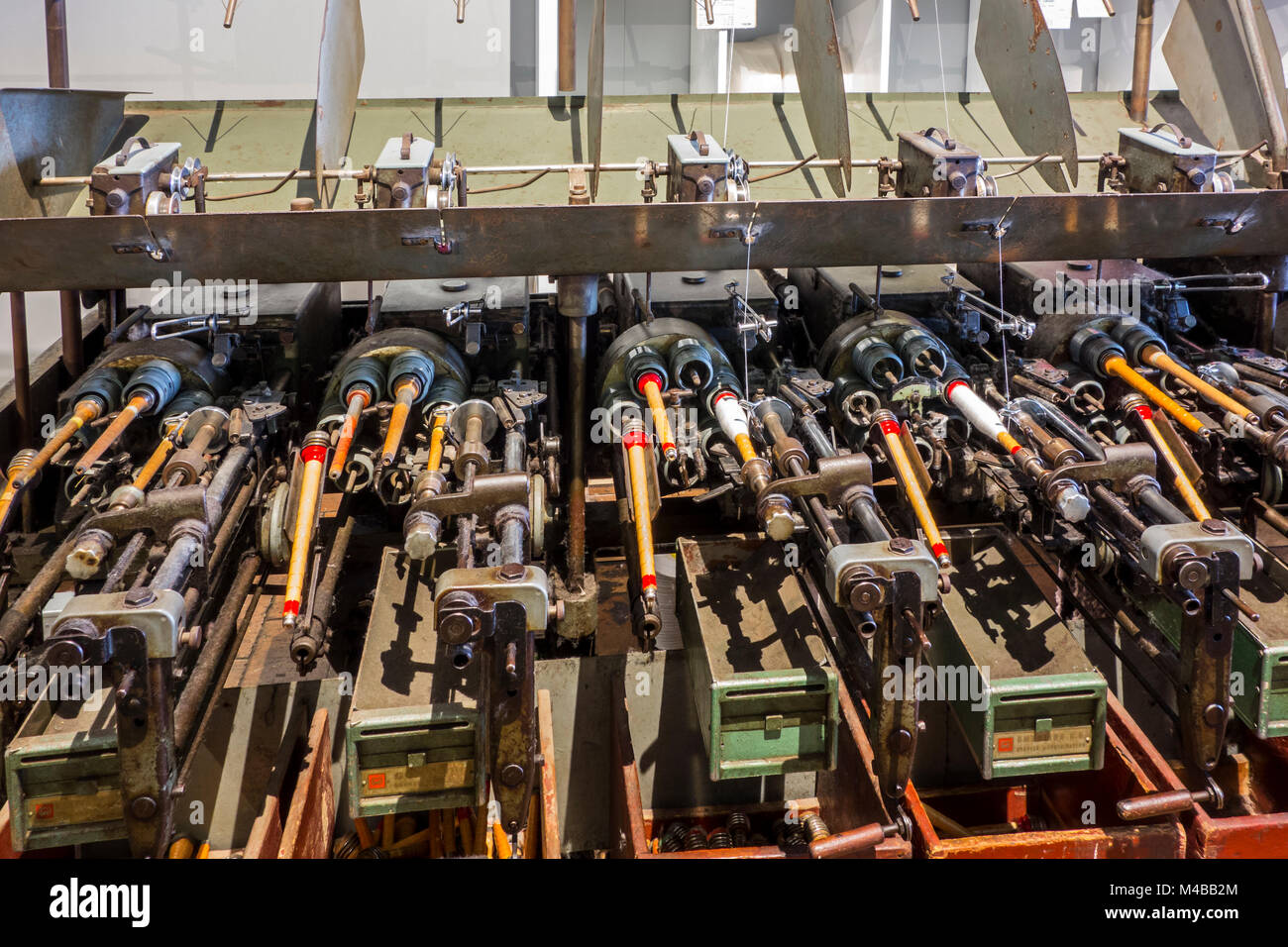 Spulen mit Garnen auf dem Steuerschieber Maschine in Cotton Mill/Spinning - Mühle Stockfoto
