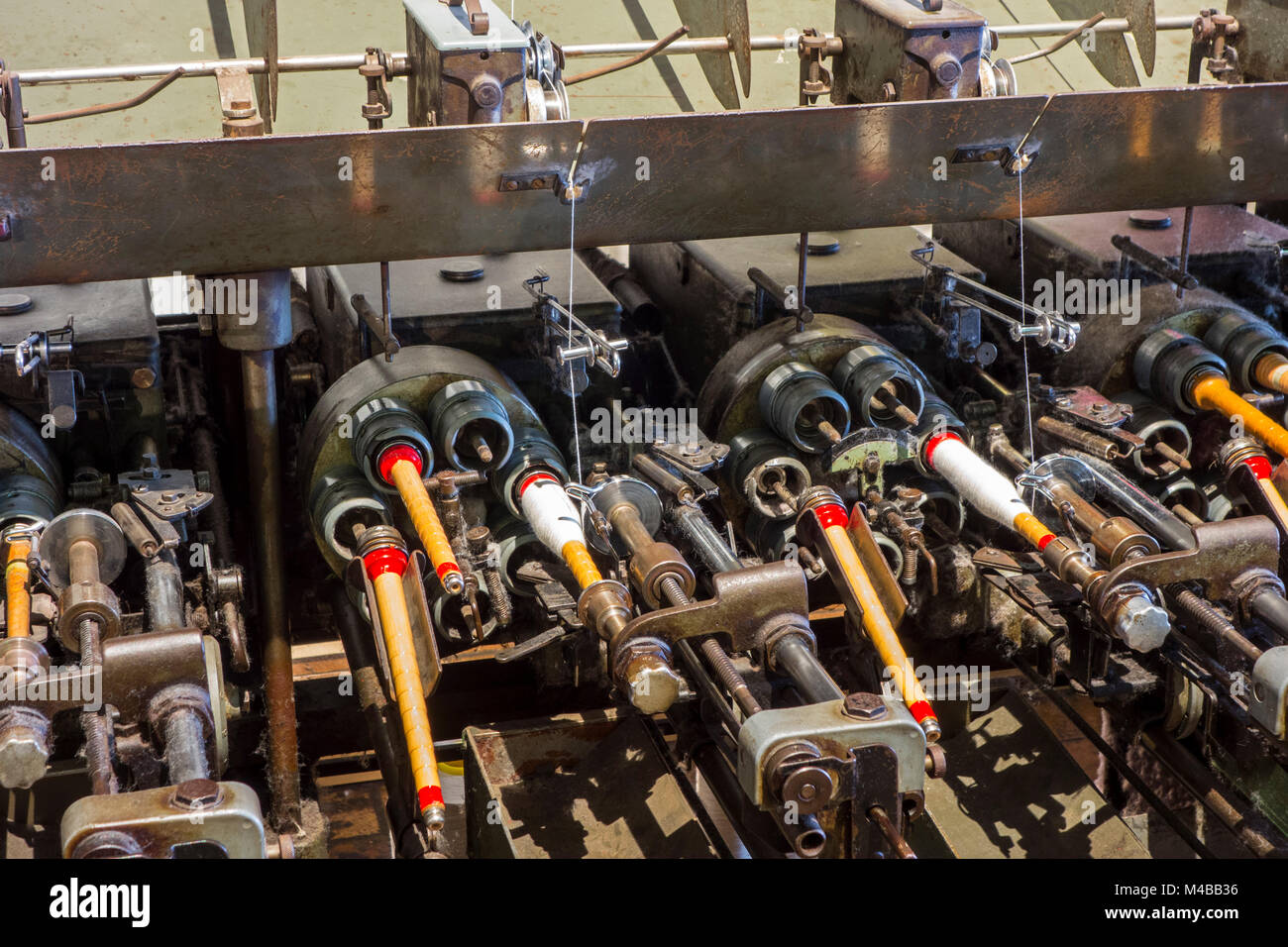 Spulen mit Garnen auf dem Steuerschieber Maschine in Cotton Mill/Spinning - Mühle Stockfoto