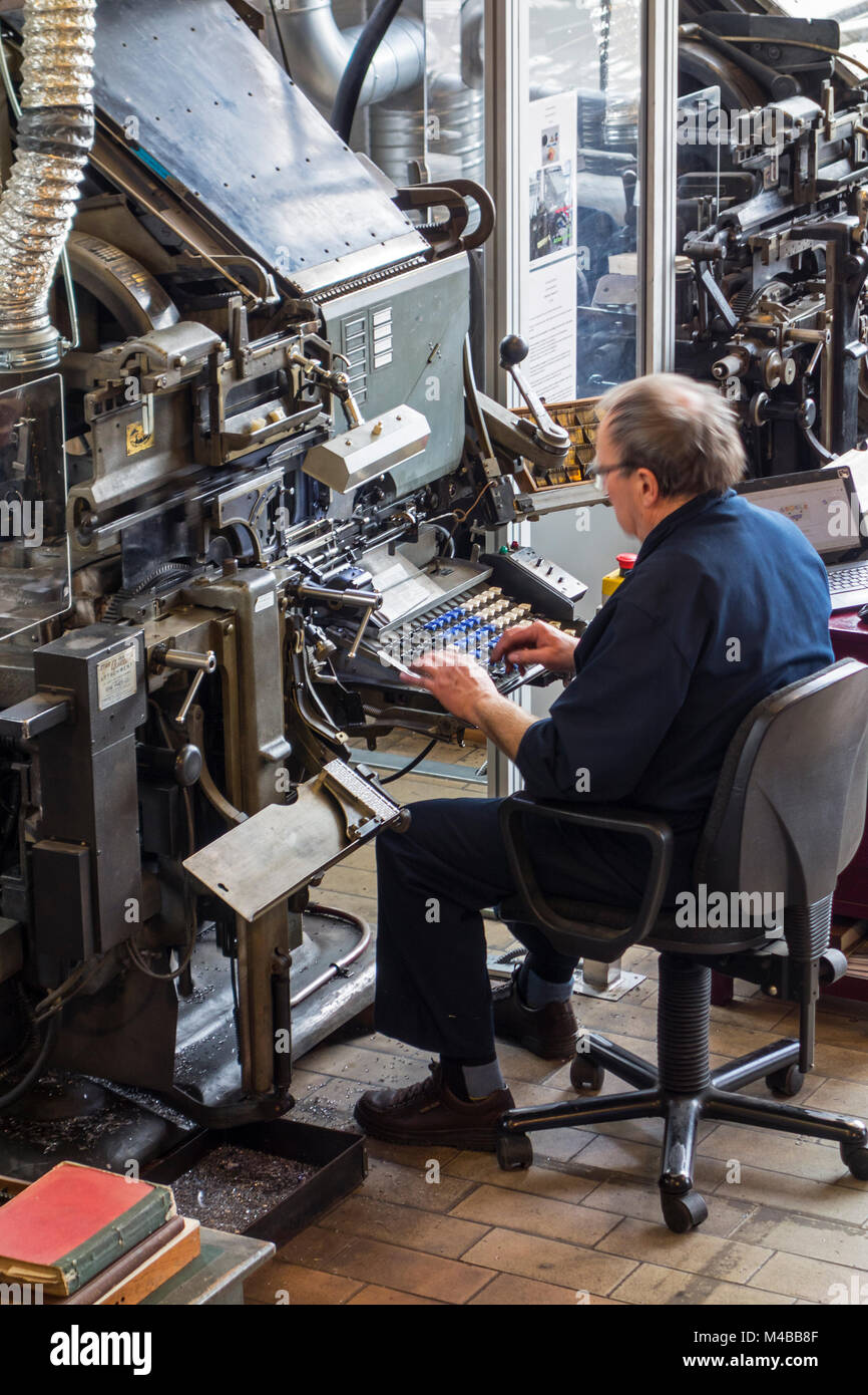 Linotype Maschine Bediener gibt Text auf einem 90-stelligen Tastatur an den Druck von Stockfoto